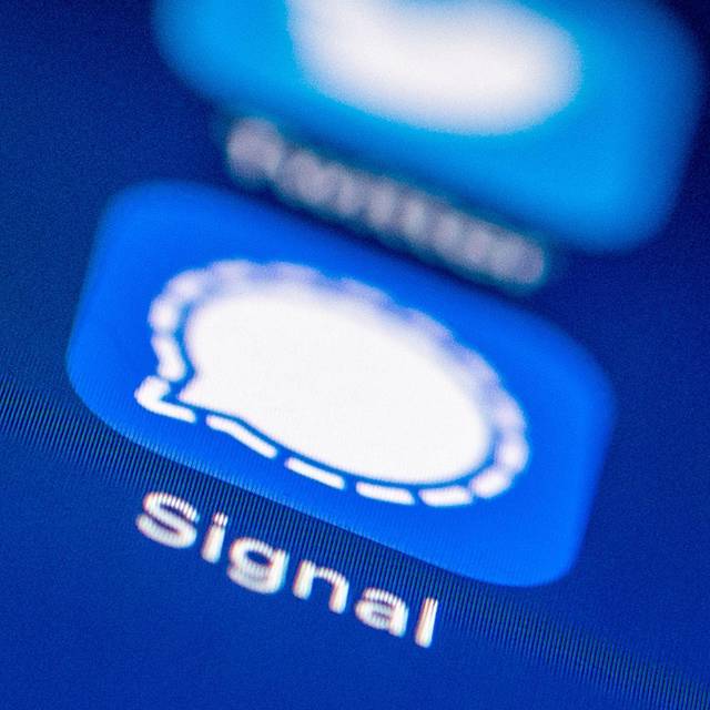Das Logo des Messenger Dienstes Signal auf einem Smartphone