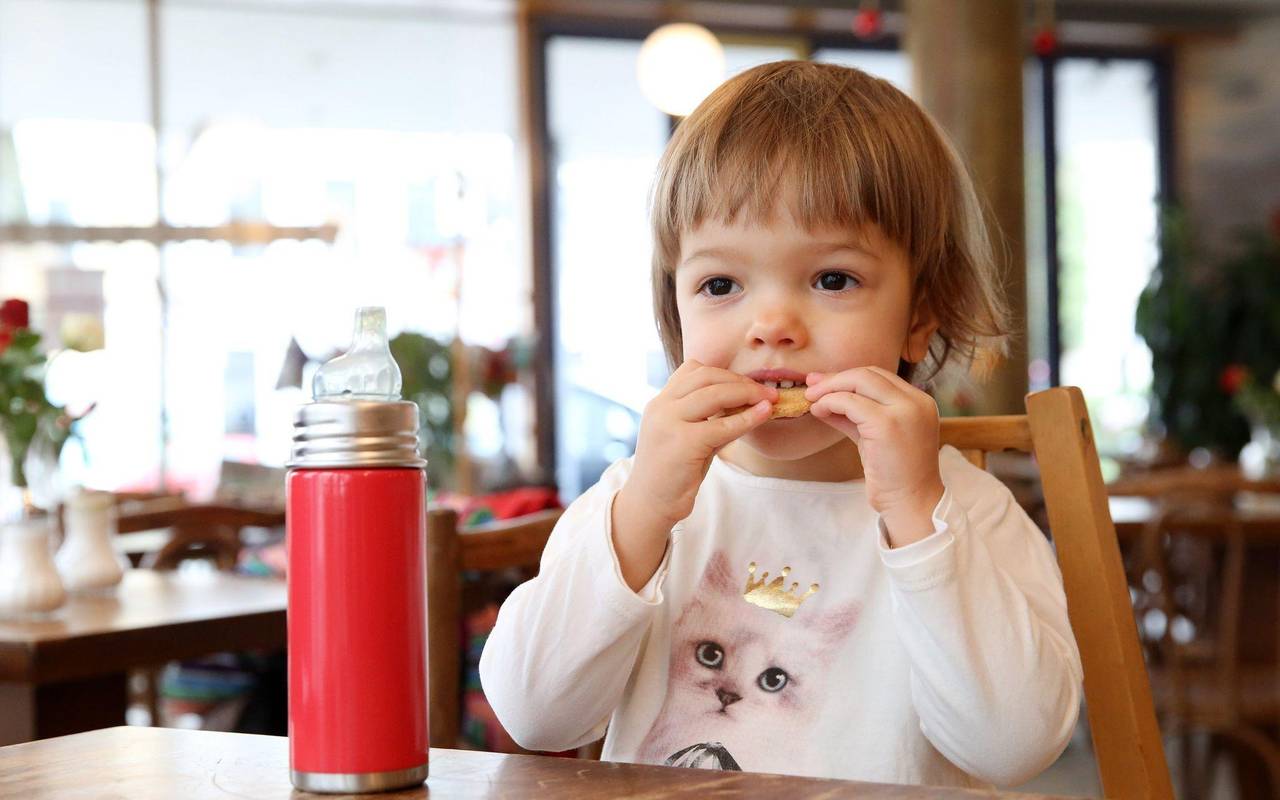 Kind isst einen Keks
