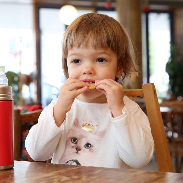 Kind isst einen Keks