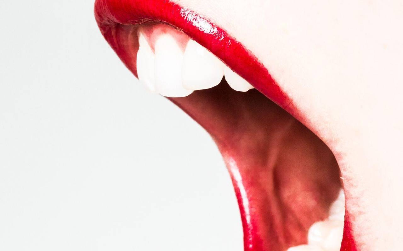 Frau mit roten Lippen schreit