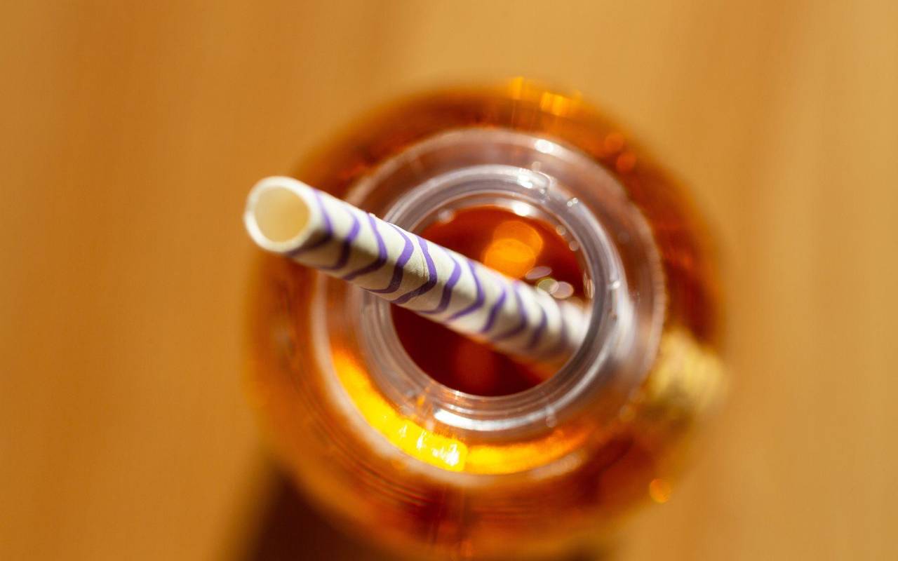 Strohhlam steckt in einem Softdrink