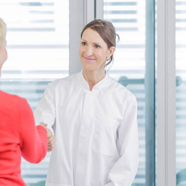 Ärztin begrüßt eine Patientin