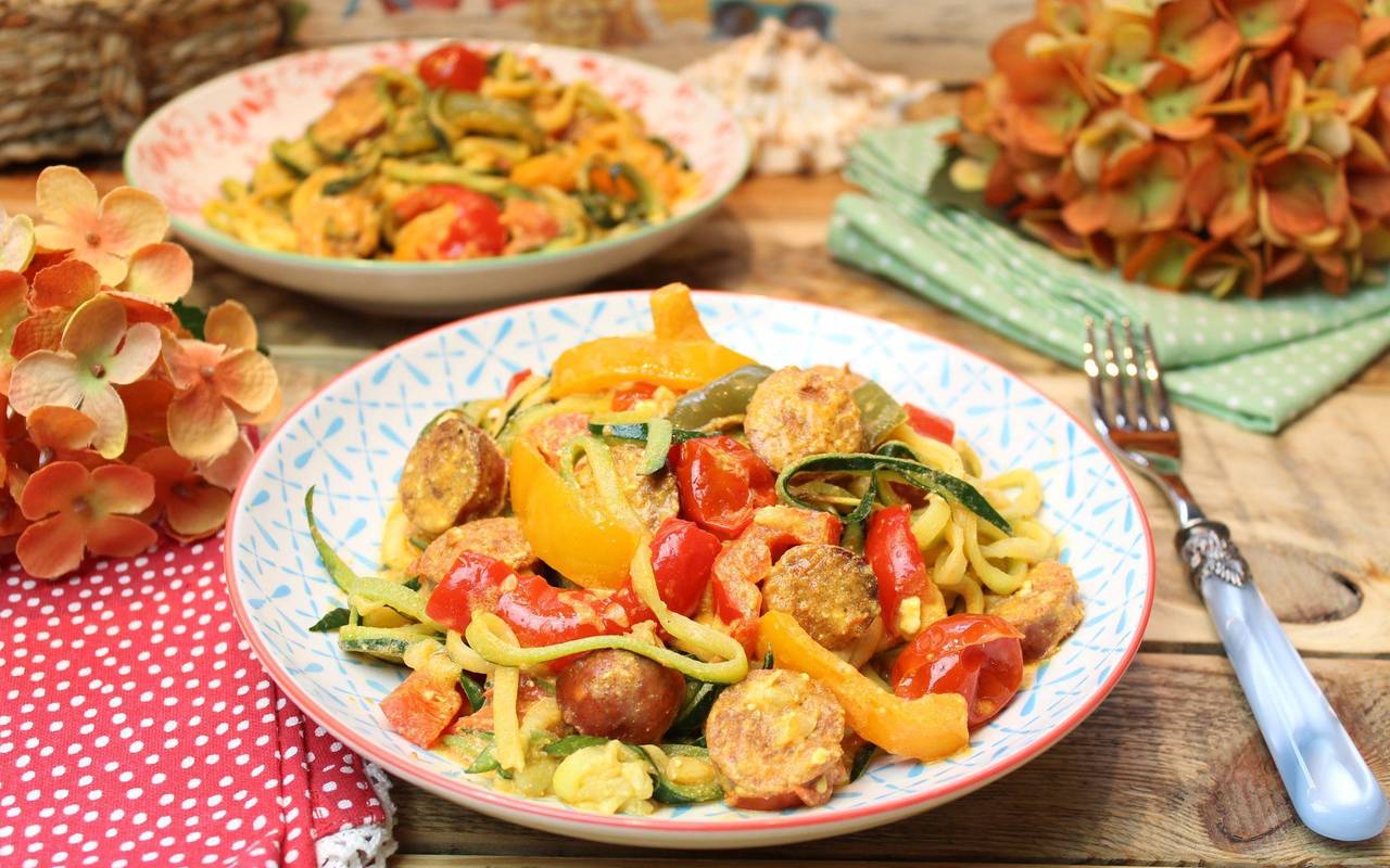 Baked Feta mit Chorizo und Zucchini-Nudeln