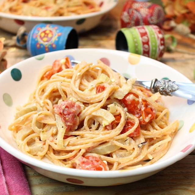 Gebackene Feta-Fenchel-Tomaten-Linsenspaghetti