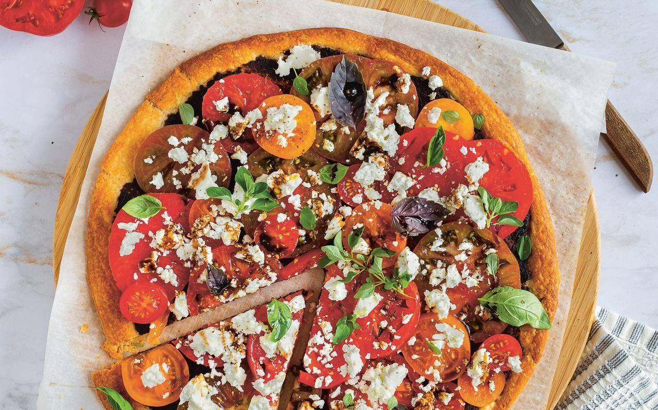 Blätterteig-Tarte mit Tapenade und frischen Tomaten