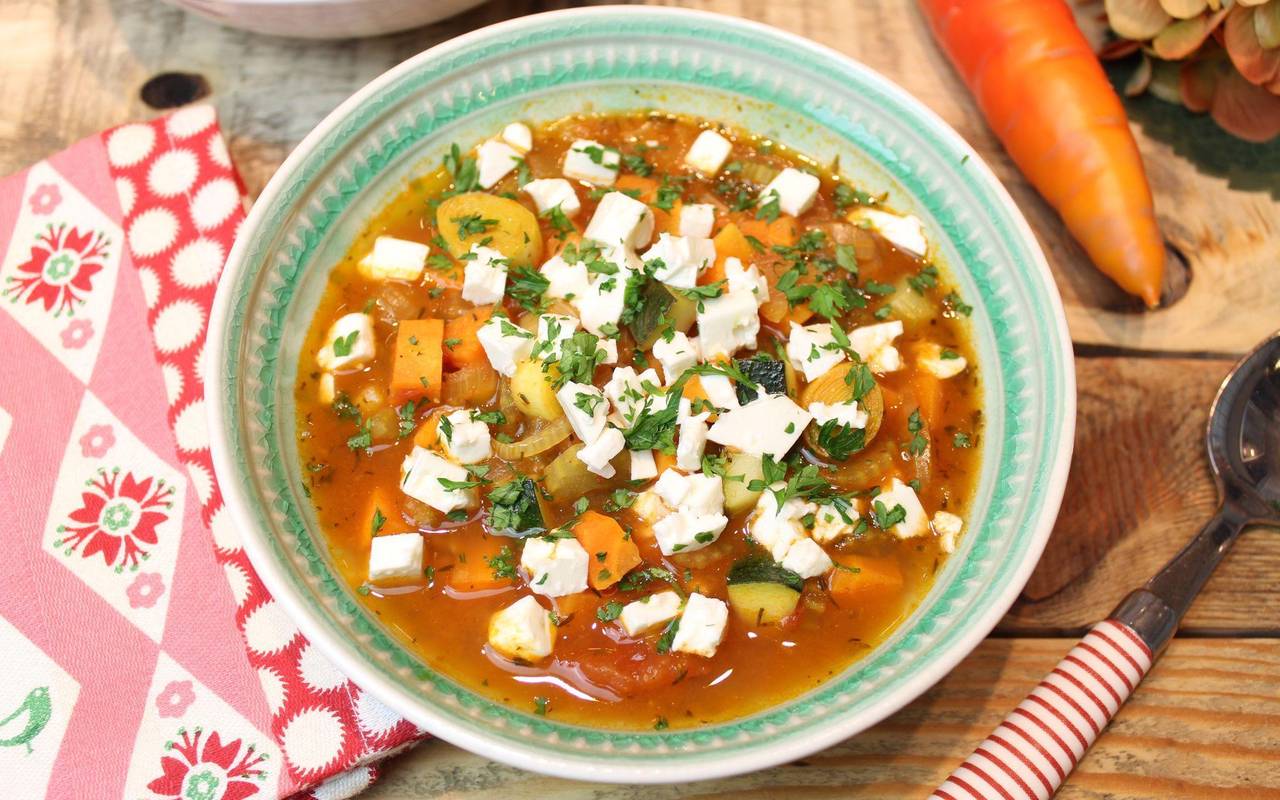 Griechische Gemüsesuppe mit Feta