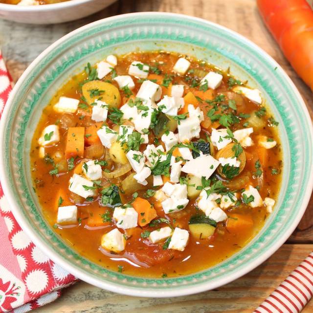Griechische Gemüsesuppe mit Feta