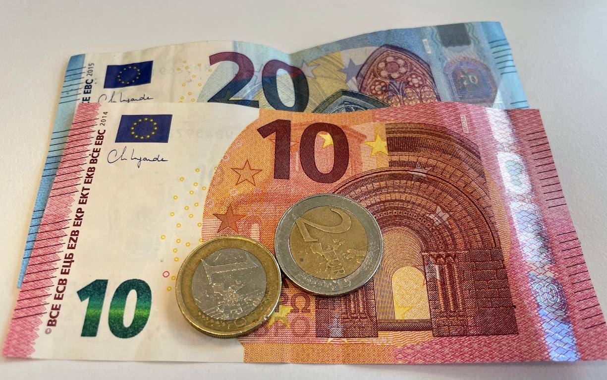 Geldscheine und Münzen