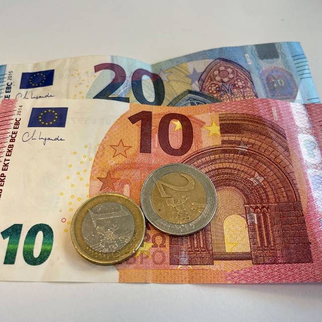 Geldscheine und Münzen