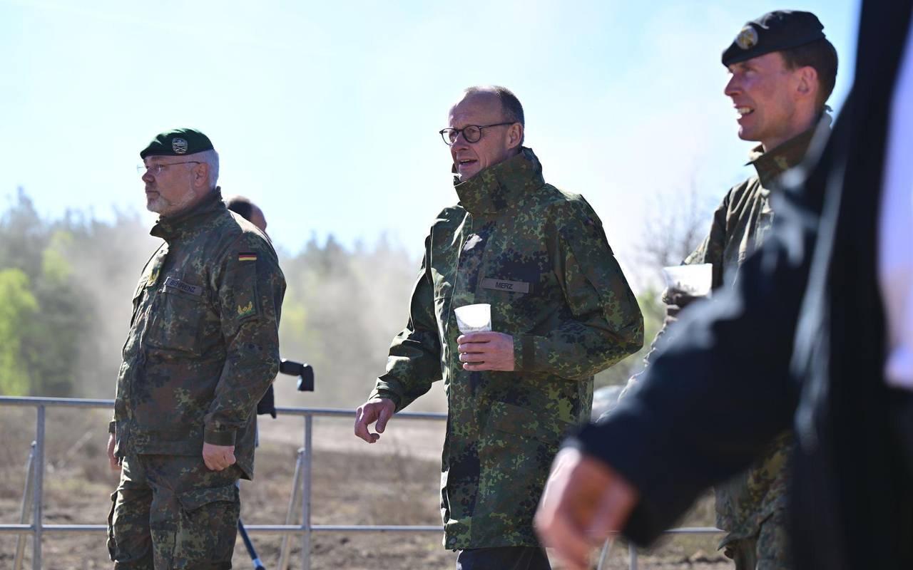 Bundeskanzler Merz besucht Bundeswehr in Munster