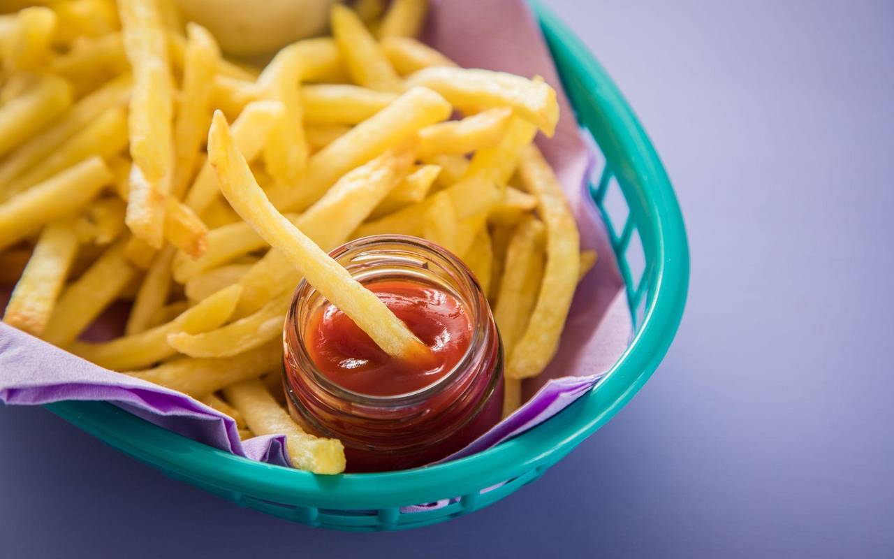 Pommes mit Ketchup liegen in einem Körbchen