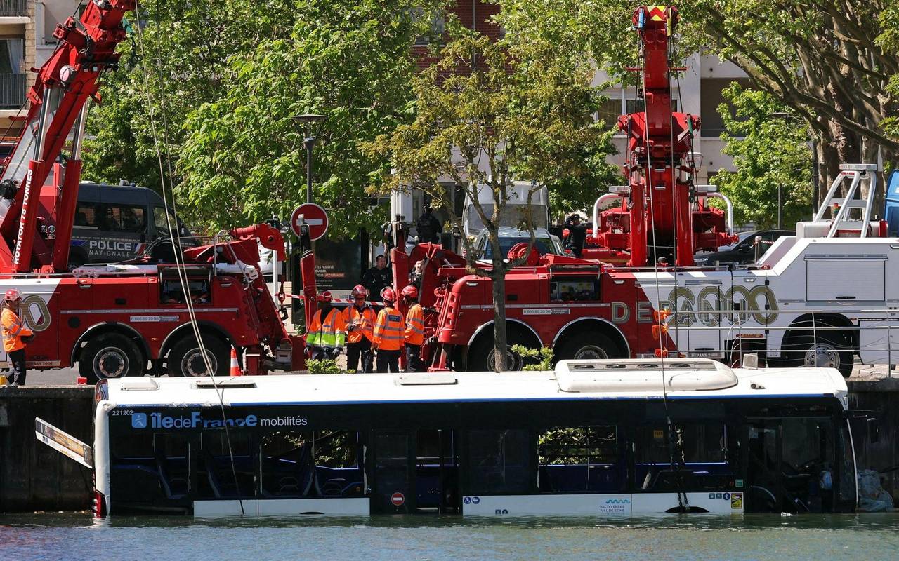 Bus stürzt bei Paris in Seine – Fahrschülerin am Steuer