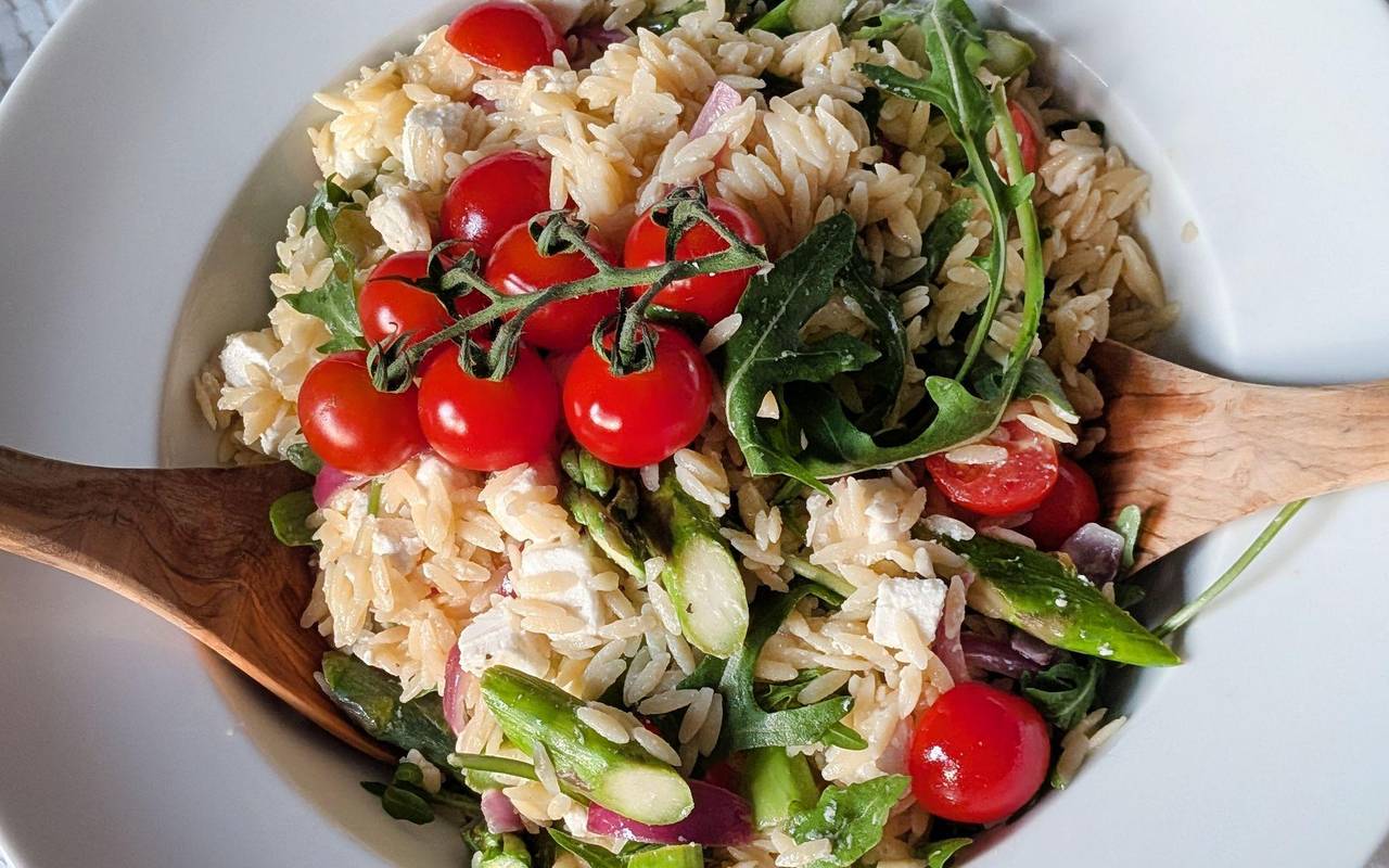 Reisnudelsalat mit gebratenem grünen Spargel