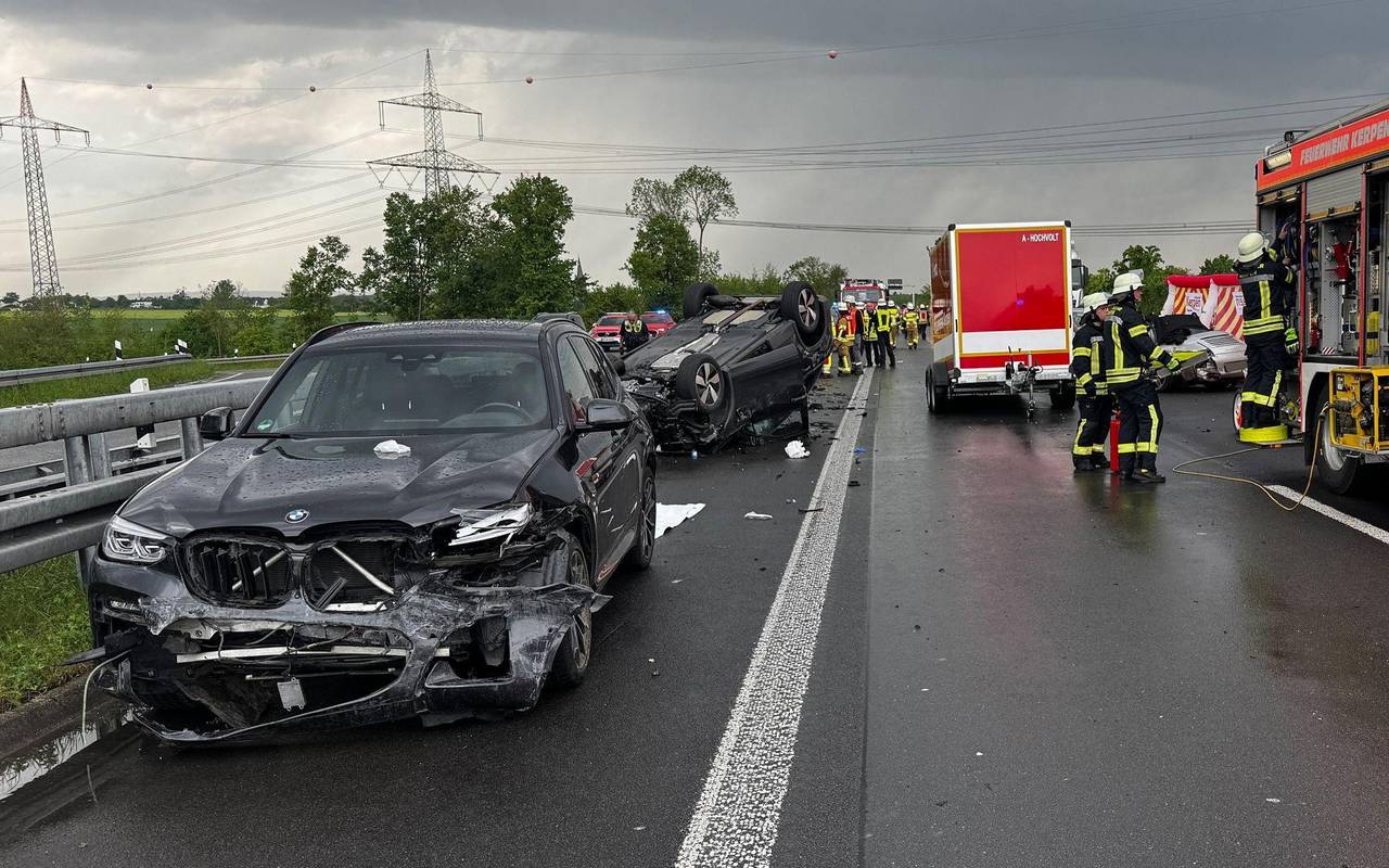 Frau stirbt bei Unfall auf A61 - Kind schwer verletzt