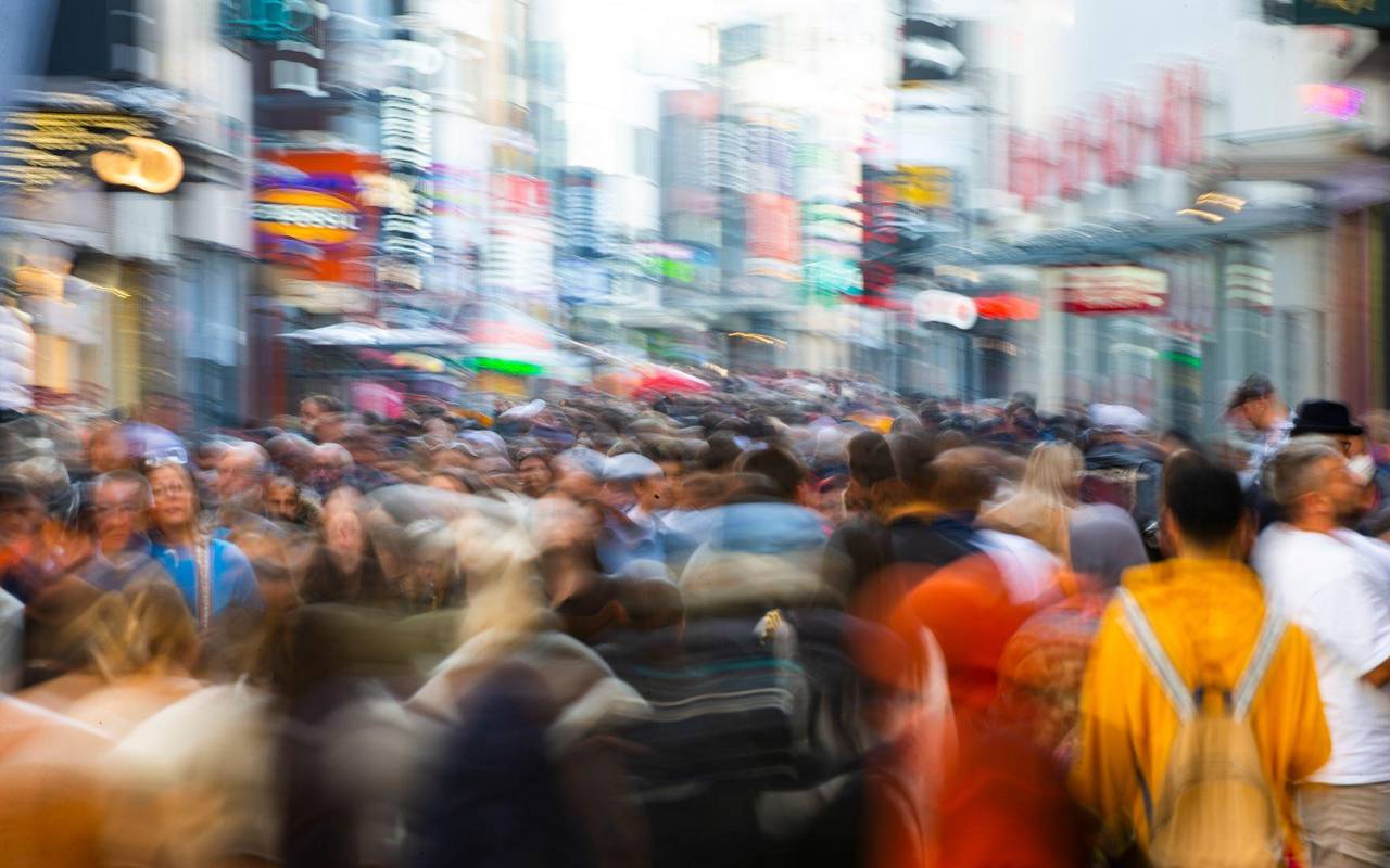 Passanten in einer Fußgängerzone in Köln