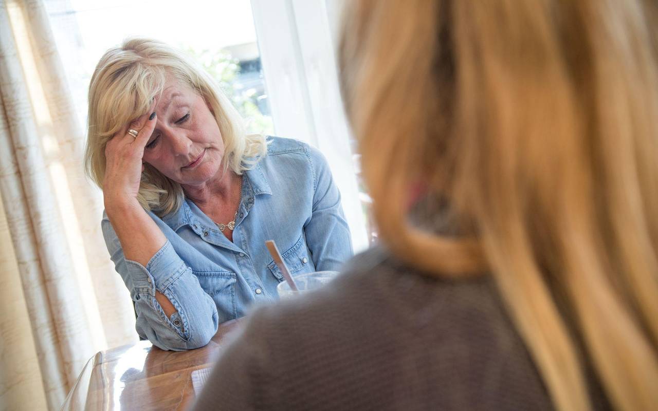 Mutter und Tochter unterhalten sich