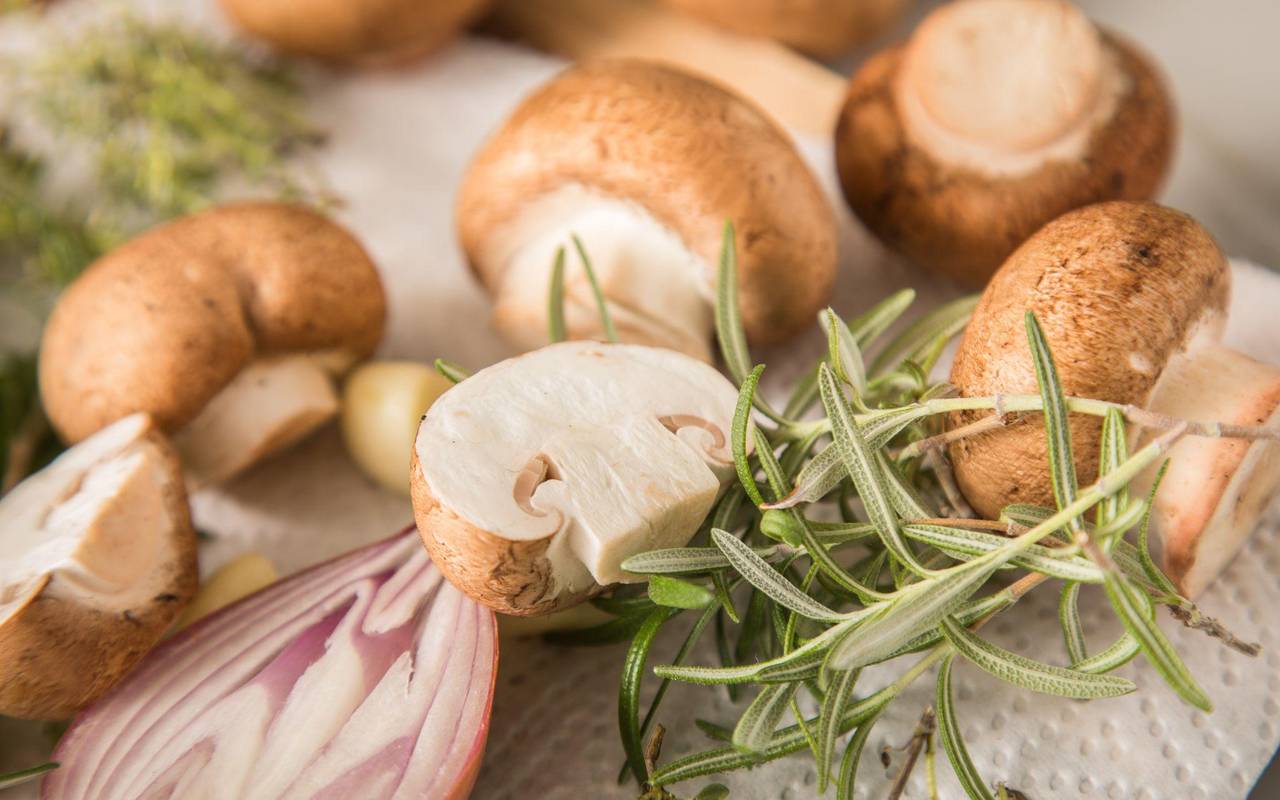 Champignons mit Schalotten und Kräutern