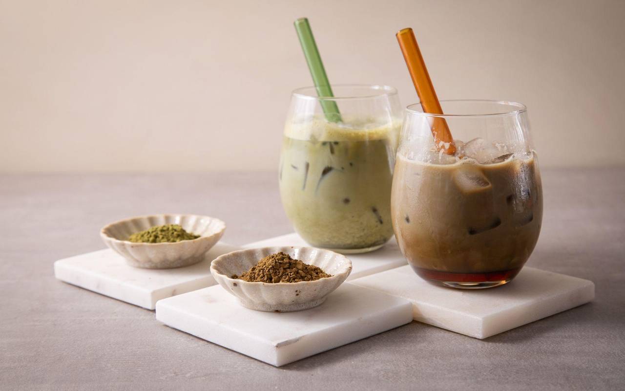 Iced Hojicha Latte mit Ahornsirup (vorn) und Iced Matcha Latte