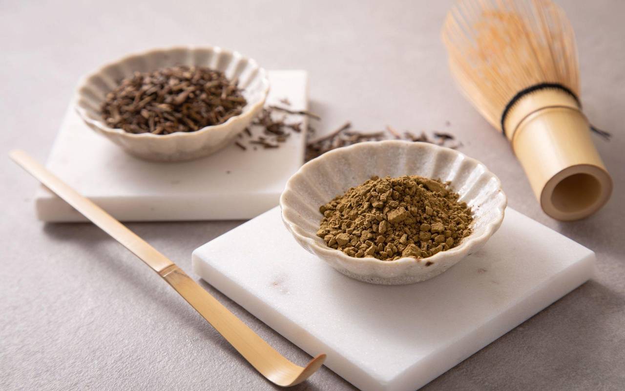 Hojicha Tee als ganzes Blatt und als Pulver