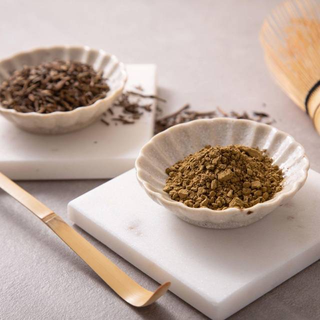 Hojicha Tee als ganzes Blatt und als Pulver