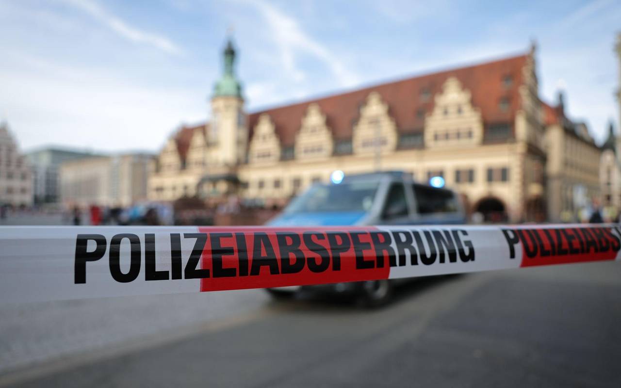 Auto in Leipzig in Menschengruppe gefahren