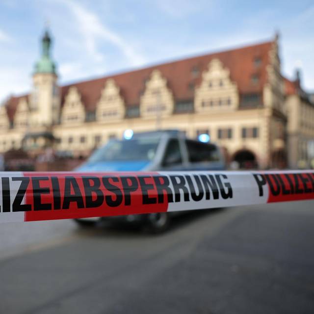 Auto in Leipzig in Menschengruppe gefahren