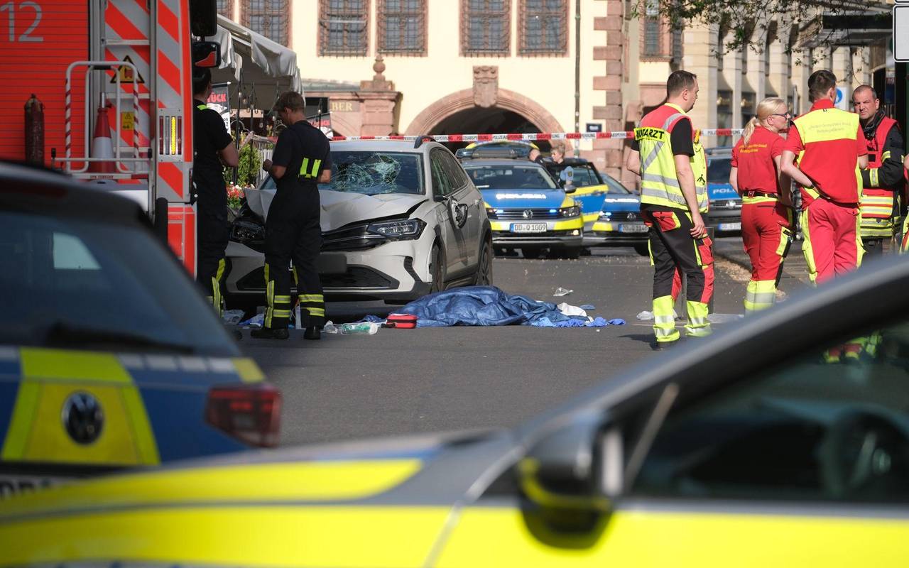 Auto in Leipzig in Menschengruppe gefahren