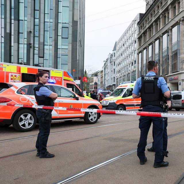 Auto in Leipzig in Menschengruppe gefahren
