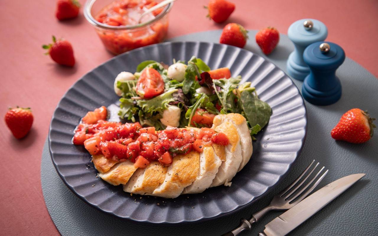 Erdbeersalsa auf gebratener Hühnerbrust