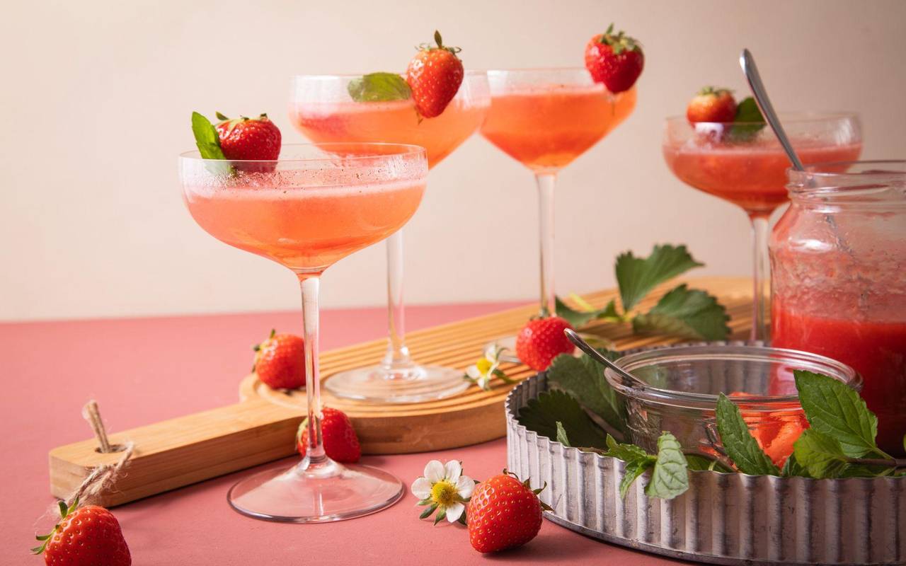 Rosé-Sekt mit Erdbeer-Vanille-Chili-Püree und Minze