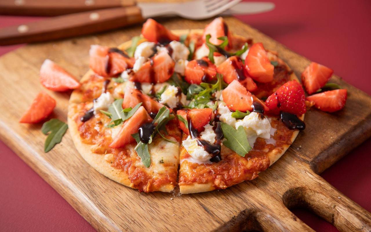 Pizza Margherita mit Erdbeeren und Rucola