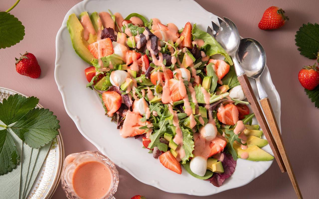Sommersalat mit Erdbeer-Vinaigrette