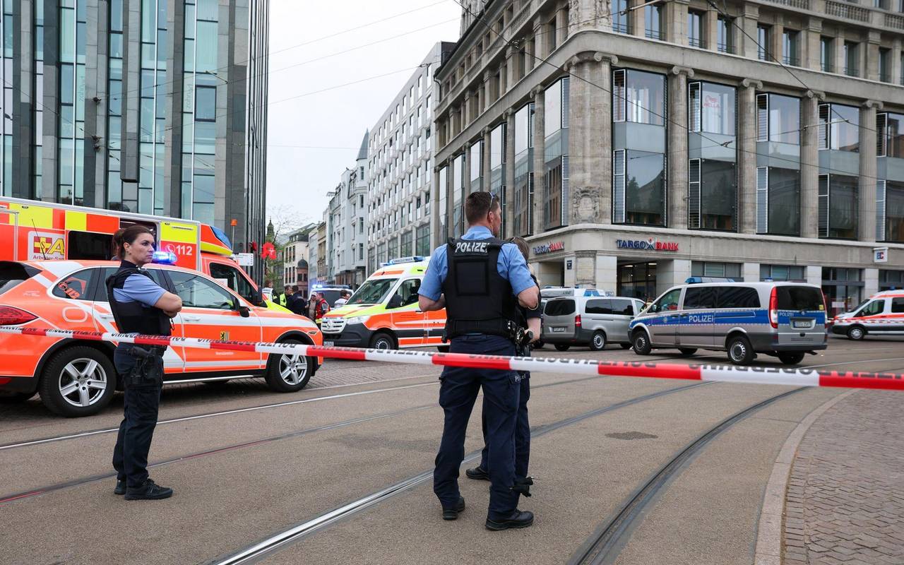 Auto in Leipzig in Menschengruppe gefahren