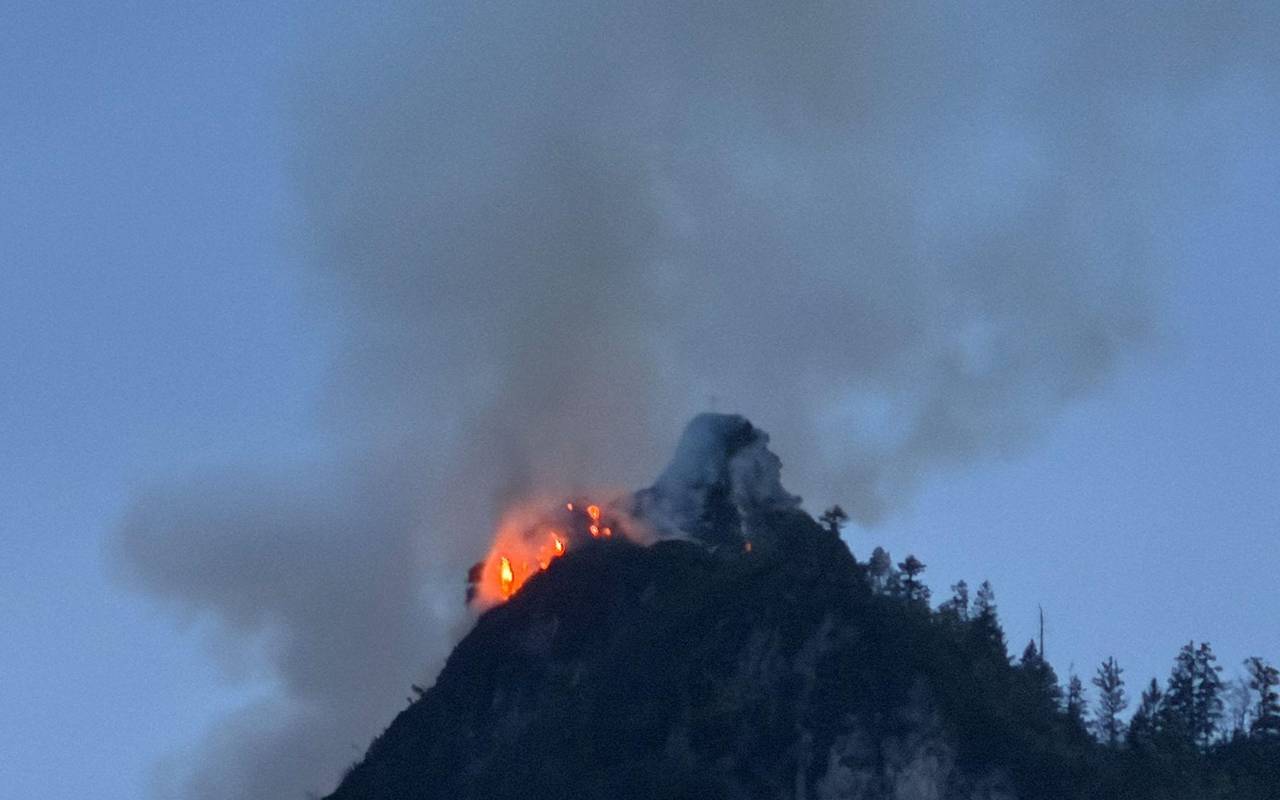 Waldbrand auf Berg