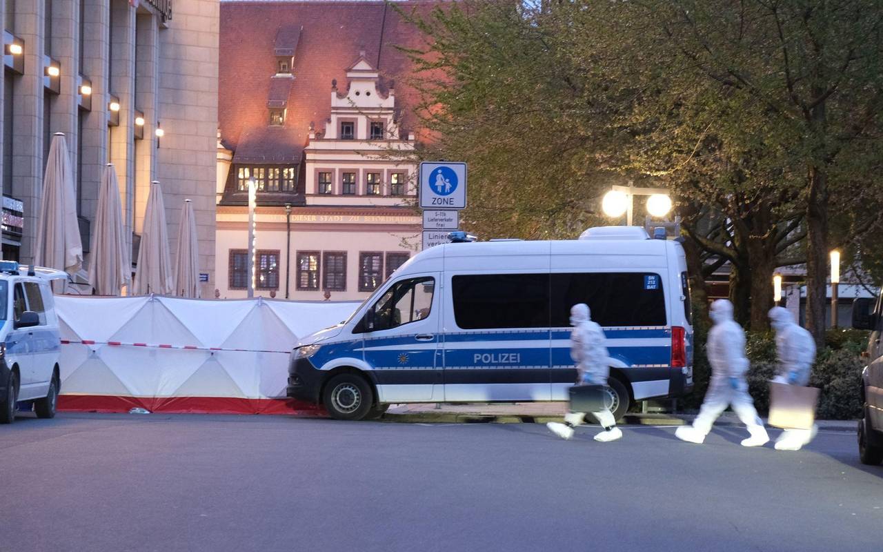 Auto in Leipzig in Menschengruppe gefahren