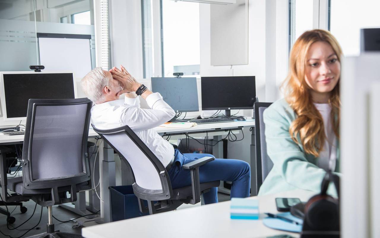 Zwei Kollegen arbeiten in einem Büro