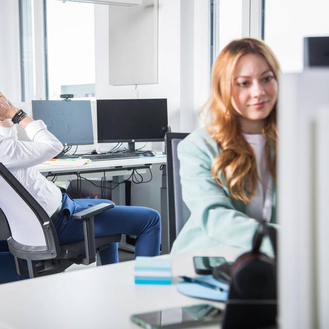 Zwei Kollegen arbeiten in einem Büro