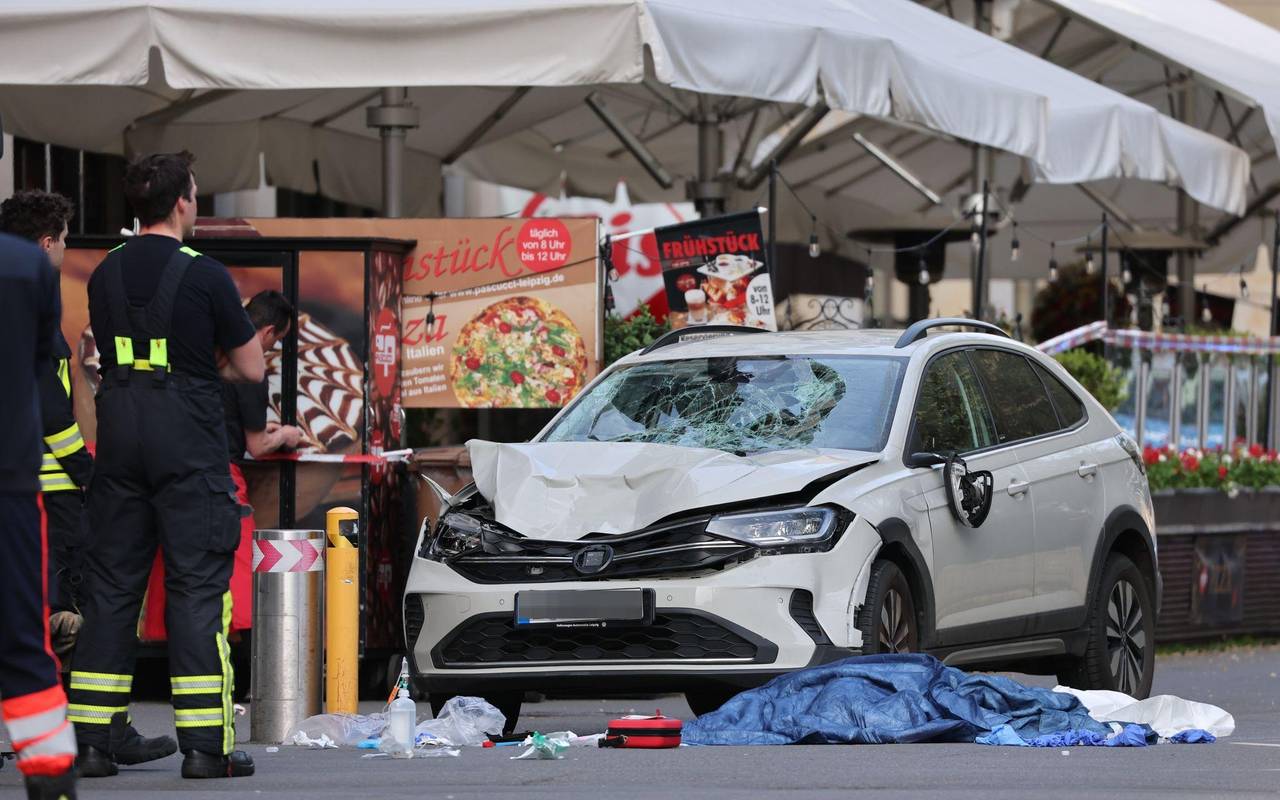 Auto in Leipzig in Menschengruppe gefahren
