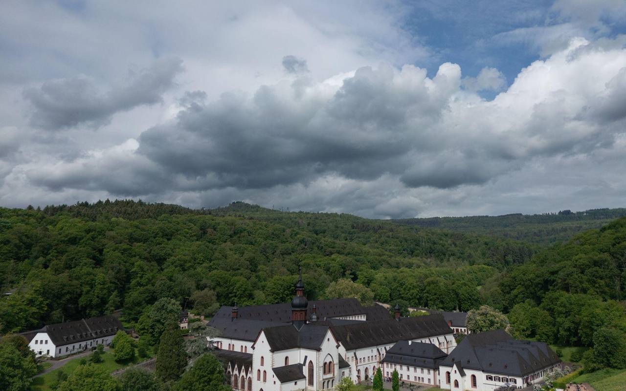 Dunkle Wolken über Kloster Eberbach