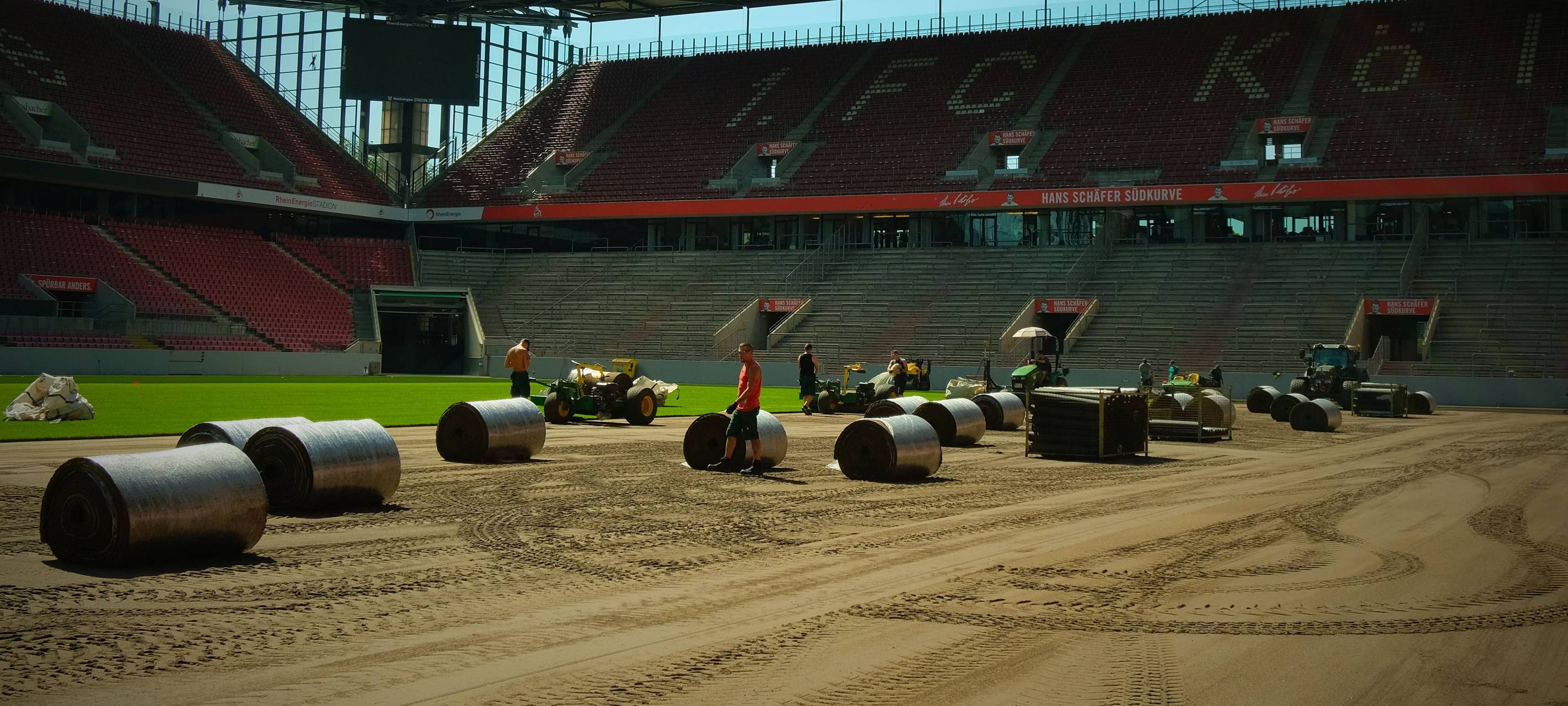 Neuer Rasen für’s RheinEnergieSTADION