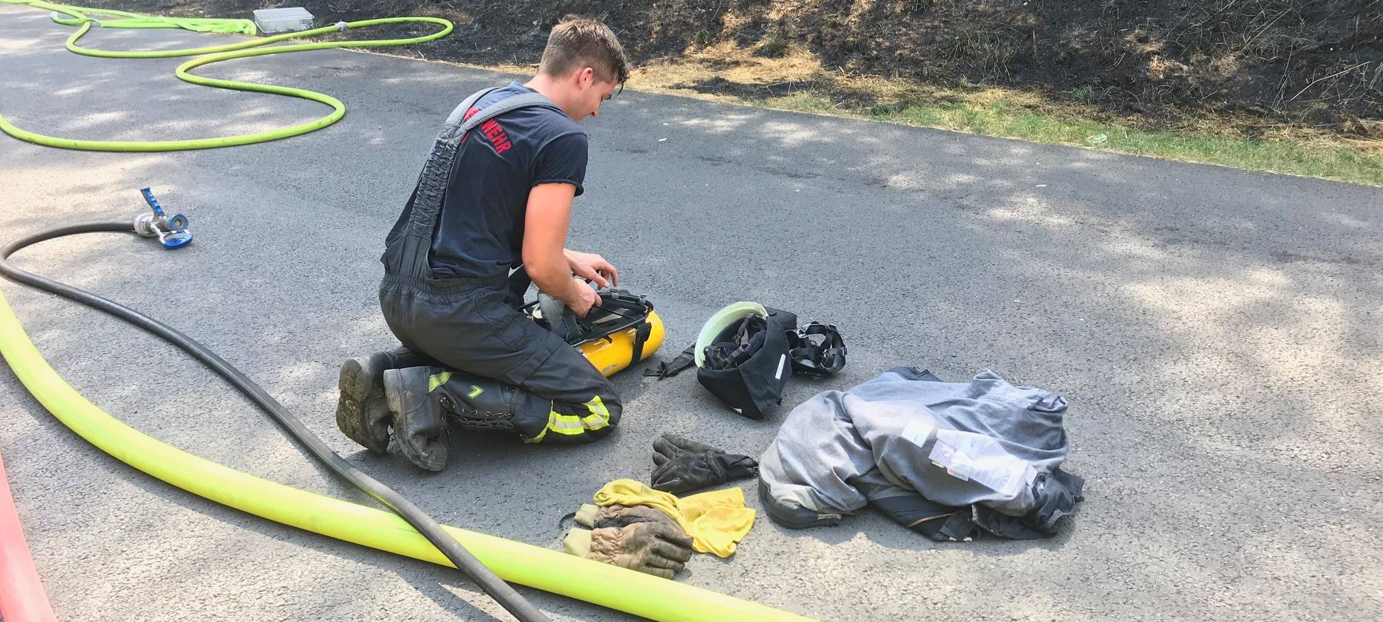 Pflanzentöpfe geraten in Brand