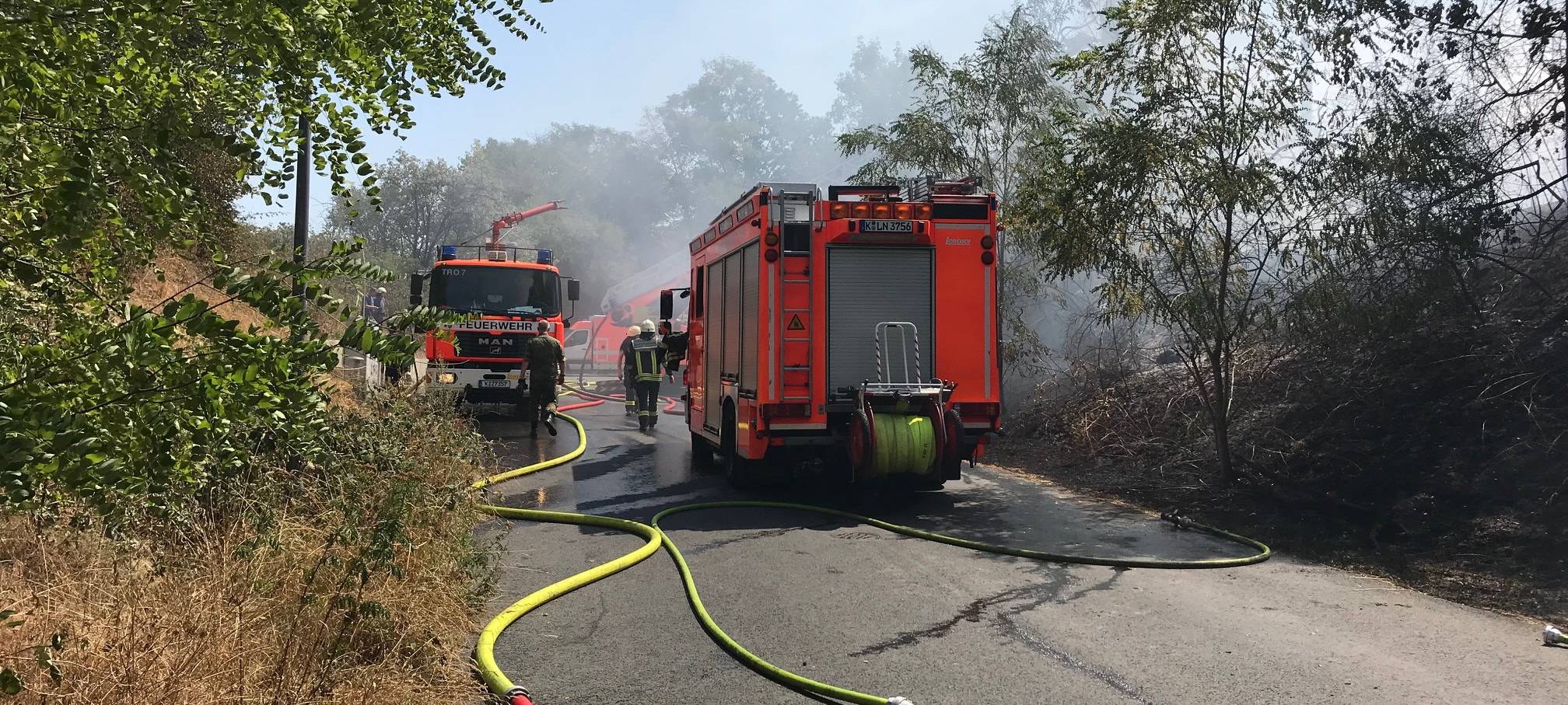 Pflanzentöpfe geraten in Brand