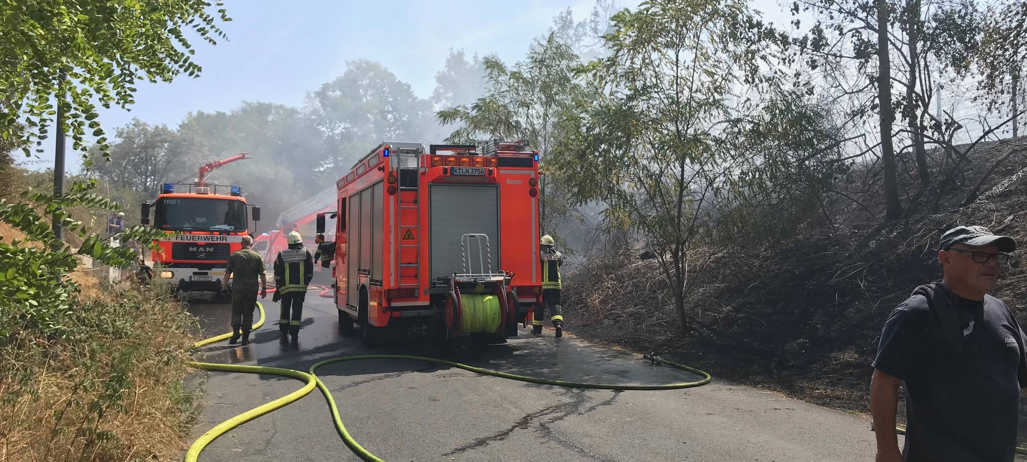 Pflanzentöpfe geraten in Brand