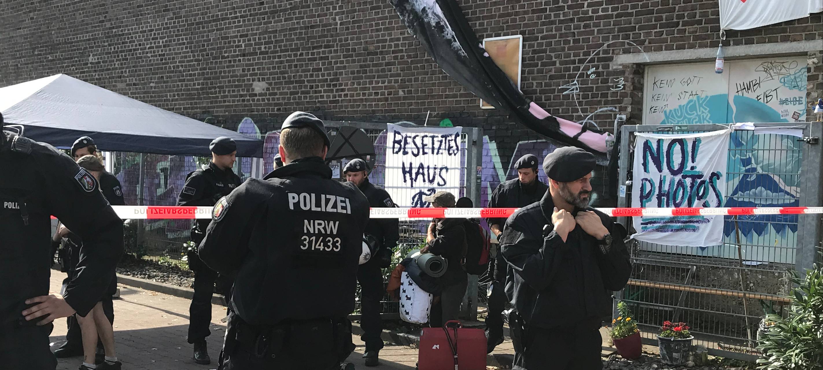 Großeinsatz in Ehrenfeld: Polizei räumt besetztes Deutsche Bahn-Gebäude