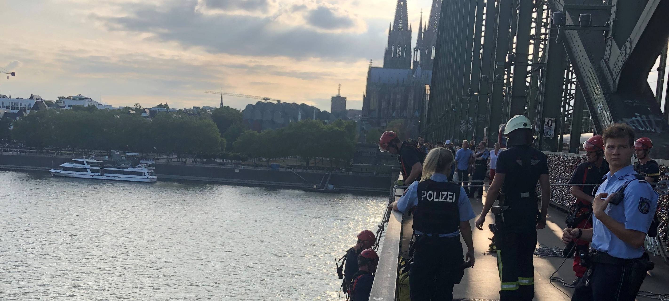 Großeinsatz am Rhein: Feuerwehr entdeckt Zelt unter Hohenzollernbrücke