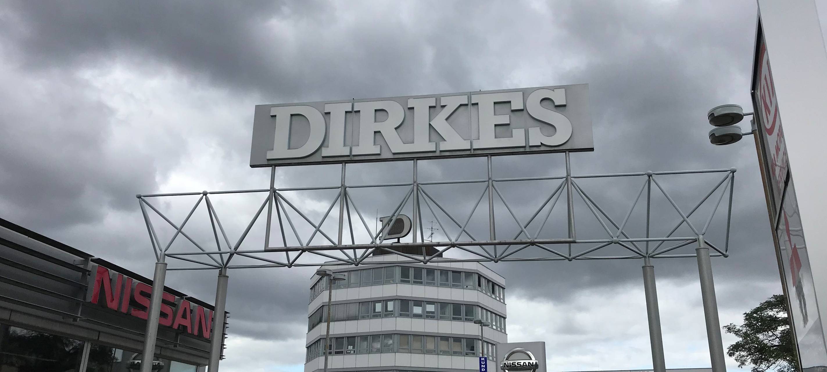 Polizei bei Dirkes: Reifen aus Autohaus gestohlen