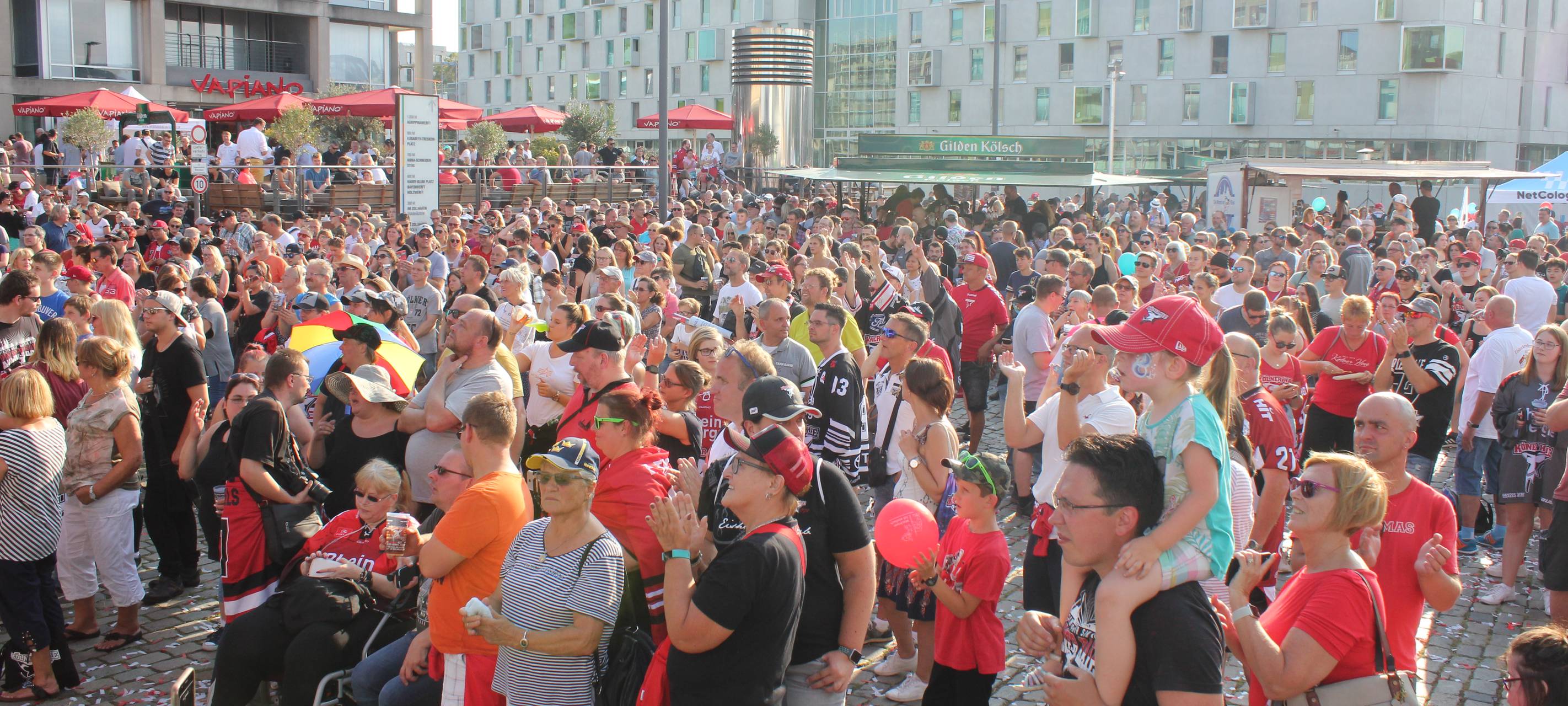 Mannschaft präsentiert sich beim Sommerfest