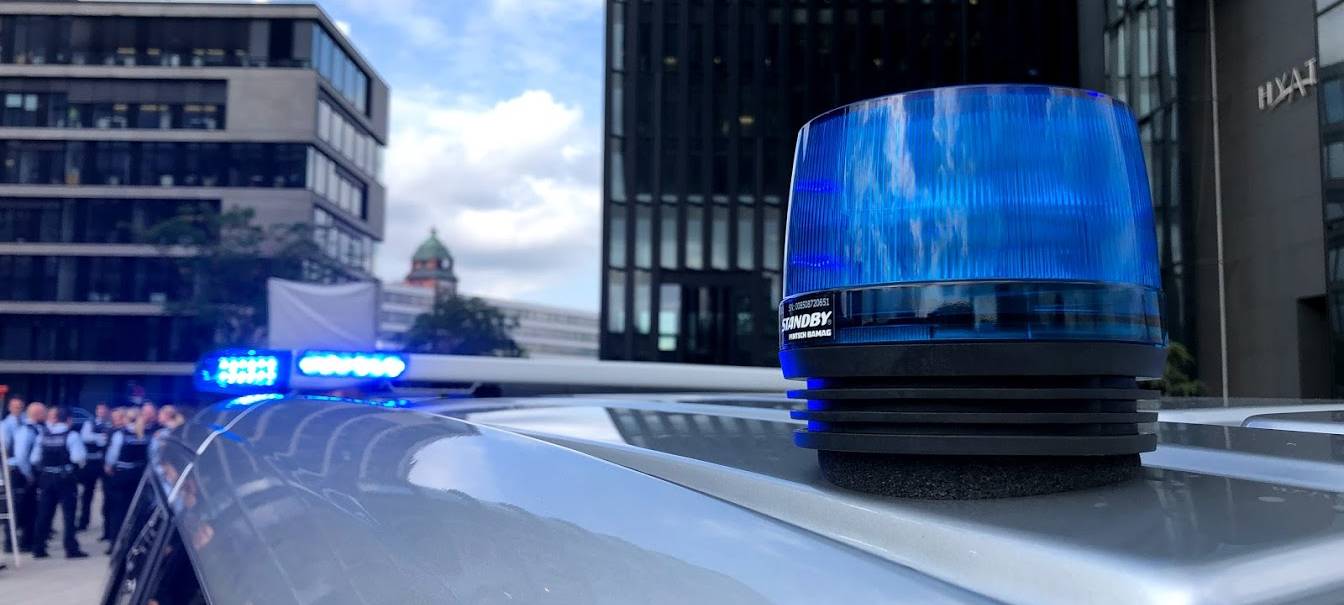 Polizei sucht flüchtigen Fahrer nach Stadtbahn-Unfall