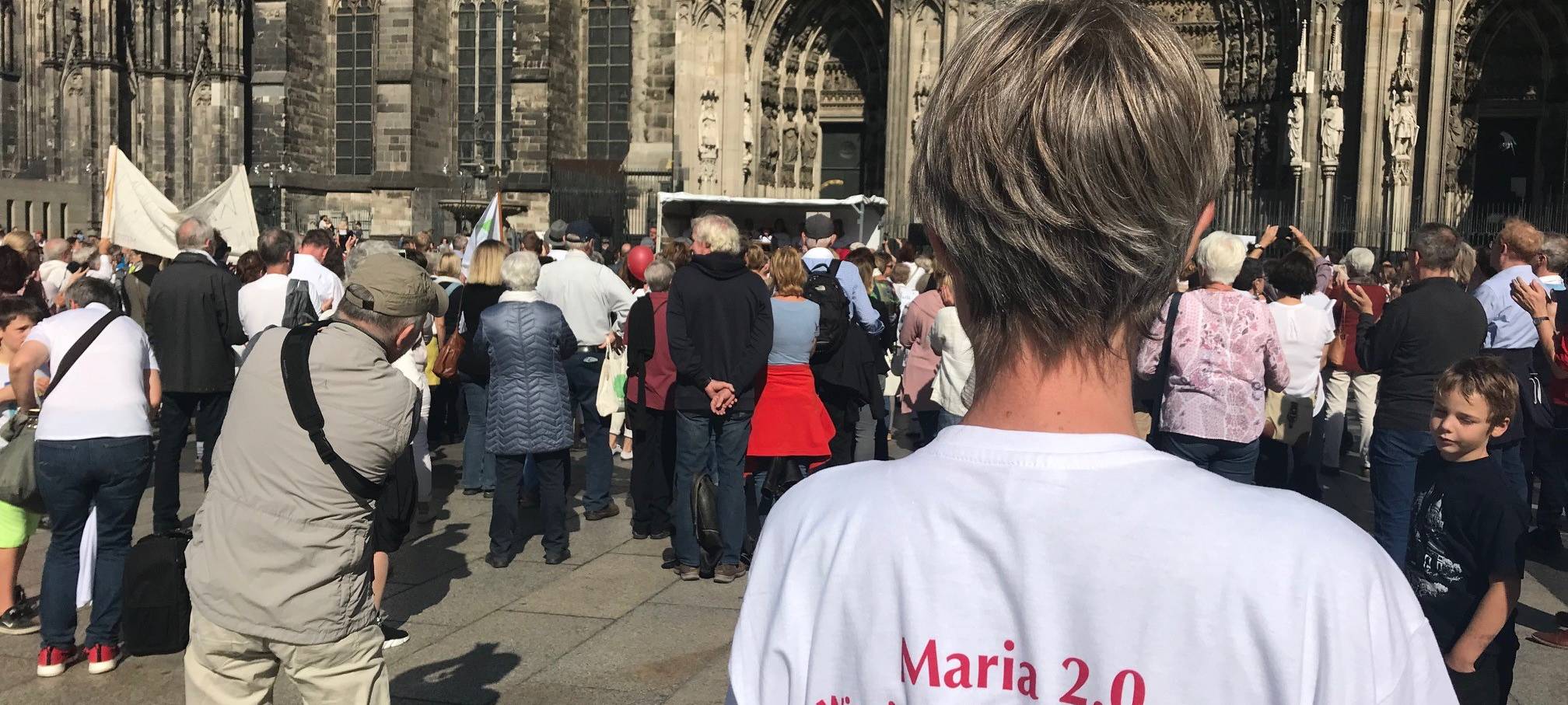 Maria 2.0-Demonstration vor Kölner Dom