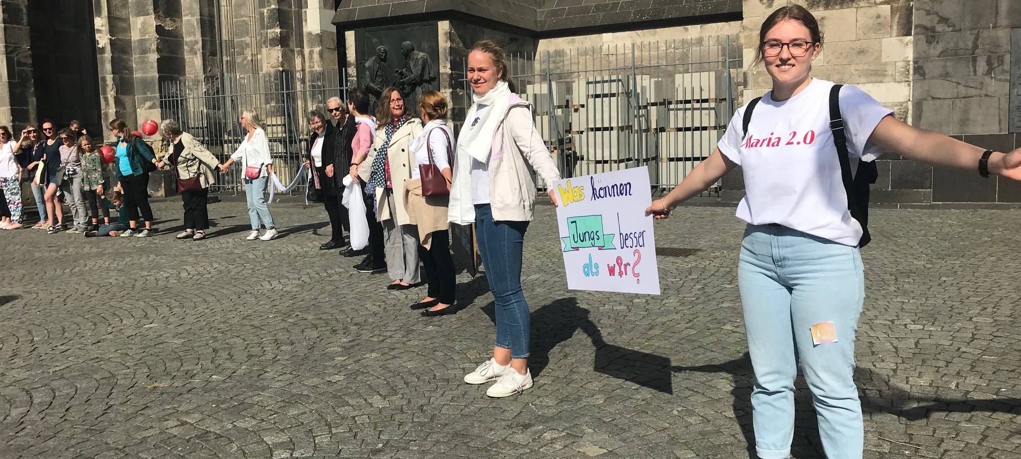 Maria 2.0-Demonstration vor Kölner Dom